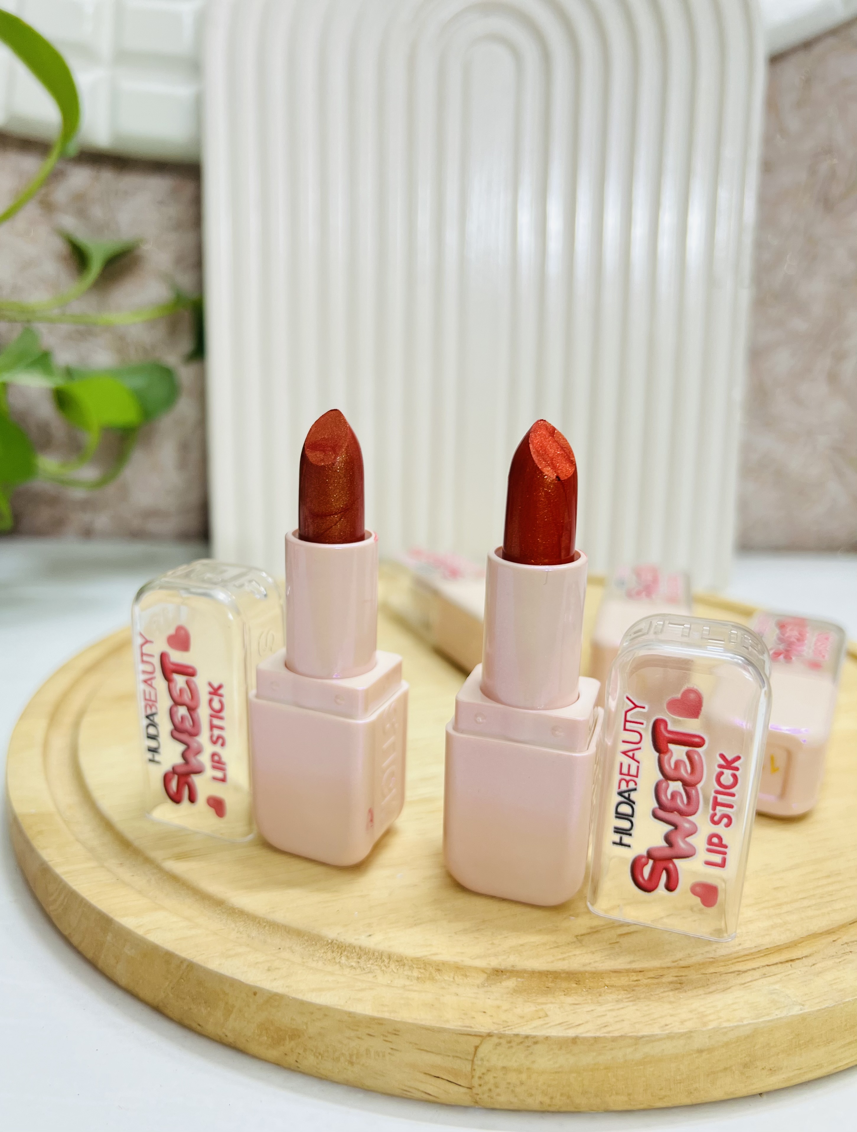 رژلب جامد شاین دار هدی بیوتی 💄