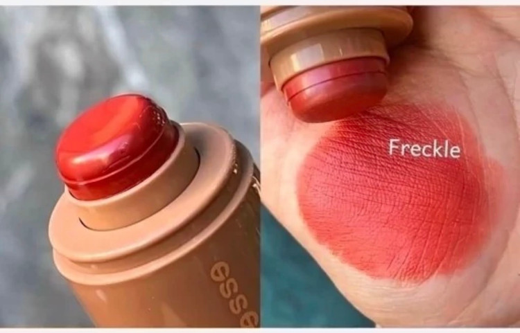 رژگونه استیکی طرح رود از برند اسنس